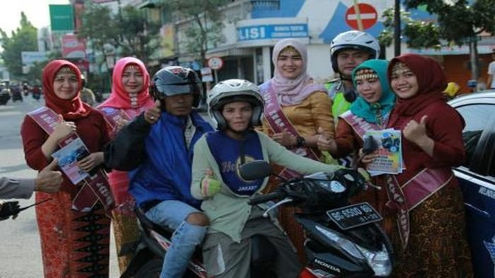 Peringati Hari Kartini, Polwan Polres Muaraenim Berpakaian Kebaya Lakukan Aksi Simpatik