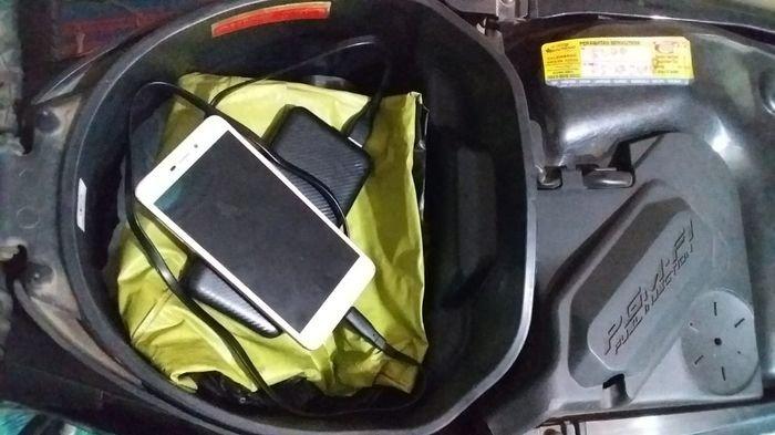Apakah Boleh atau Tidak Simpan Ponsel dan Powerbank di Bagasi Motor?