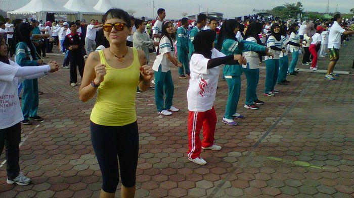 Jarang Diterpa Gosip, Artis Nyentrik Ini Dikabarkan Gelar Pertunangan, Selamat!