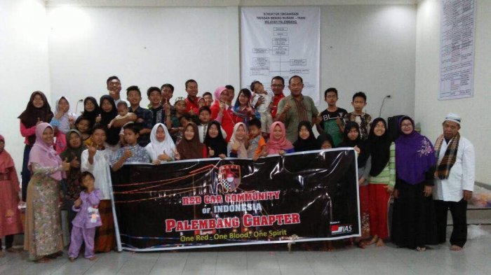 Pecinta Mobil Merah Bagikan Sembako