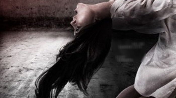 Usai Mandi dan Ganti Handuk, Wanita Cantik Ini Menjerit Lihat Sosok Seram di Bawah Ranjangnya