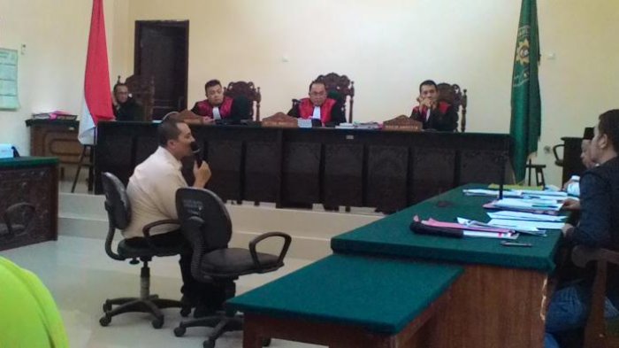 Lihat Dimas Kanjeng Makan Kerupuk di Sel Pengadilan, Para Pengikutnya Menangis