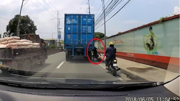 Bukti Nyata Jika Helm Itu Penting, Mau Menyalip Kepala Pria Ini Hampir Tergilas Truk, Lihat Videonya