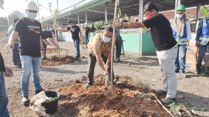 Jumat Hijau, PTBA Tanam Pohon Tabebuya 80 Batang dan Bagikan 40 Drum Sampah