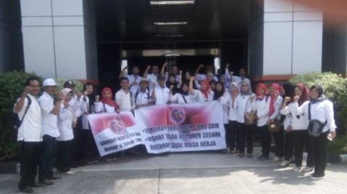 Berita Muaraenim: Demi Perjuangkan Nasib Mereka, Puluhan Guru Honorer Datangi Kantor DPRD Muaraenim