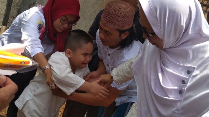 Ayaaaaah . . .  huuu huuu huuu. Tangis Memilukan Putra Ewa Pecah di Pemakaman. Lihat Foto-fotonya