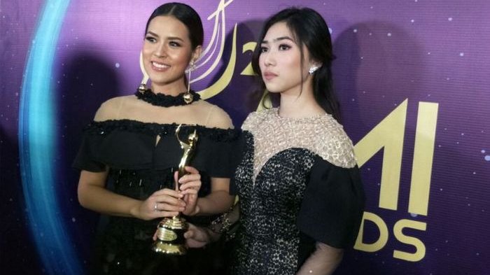 Gaga-gara Dengar Teriakan Begini, Raisa dan Isyana Lari Sambil Angkat Gaun Sampai Ngos-ngosan