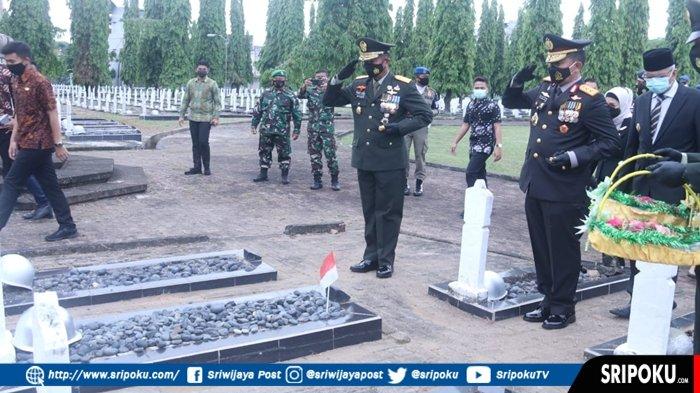 KAPOLDA Sumsel Ikuti Upacara Ziarah Nasional HUT TNI ke-75 di TMP Ksatria Ksetra Siguntang Palembang