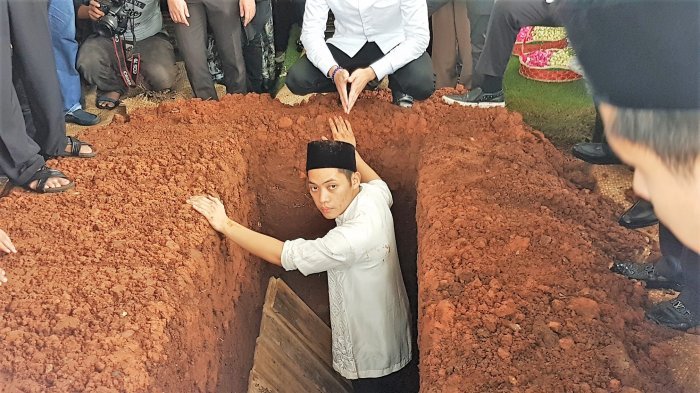 Detik-Detik Rasyid Rajasa Turun ke Liang Lahat Istri, Suaranya Bergetar Saat Lantunkan Adzan, Sedih!