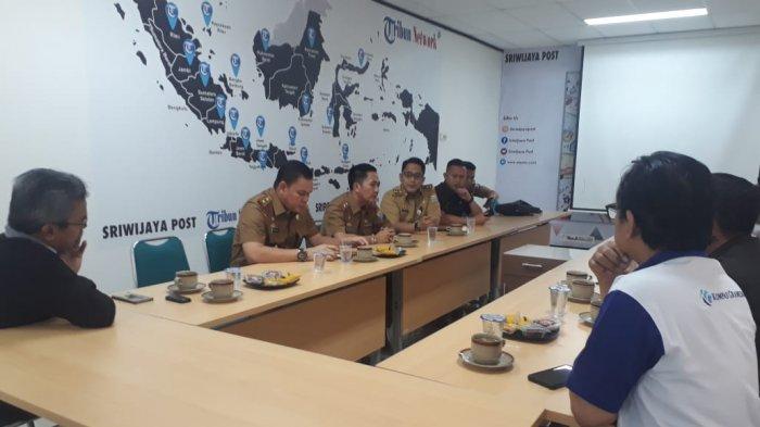 Sekda Kota Palembang Ratu Dewa Bersama Diskominfo Sambangi Graha Tribun