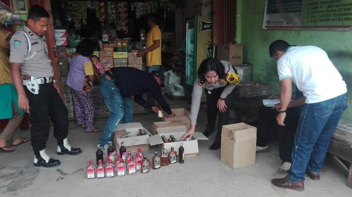 Enggan Wilayah Hukumnya Ada yang Jual Miras, Kompol Masnoni 'Sisir' Miras Hingga ke Warung Kelontong