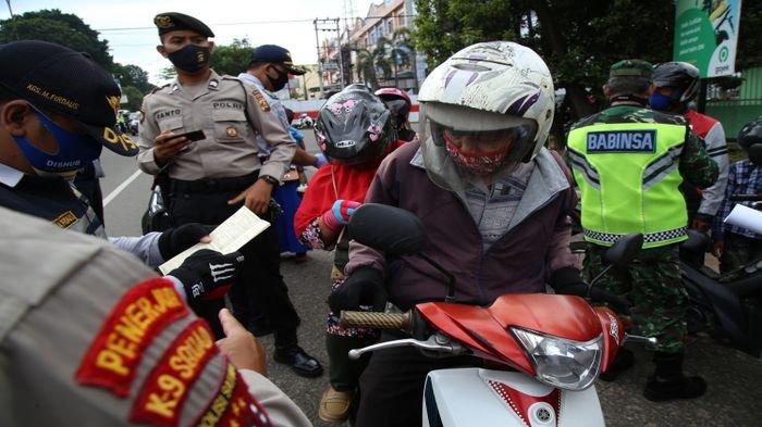 Pengendara Motor Berboncengan Ini Diberi Sanksi Push Up saat Melewati Razia PSBB di Kota Palembang