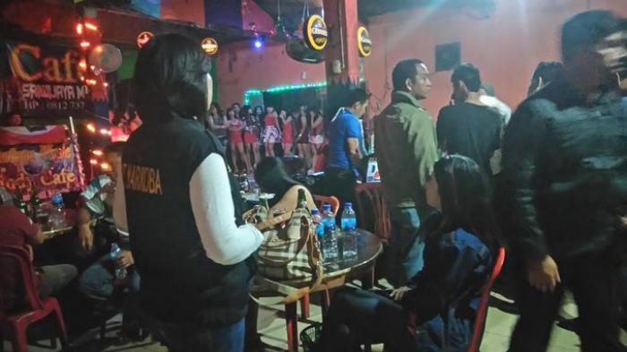 Bawa Sajam Pengunjung Kafe Kabur dari Razia