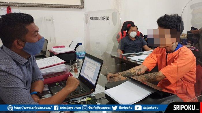 Pria Bertato Ini tak Tahu yang Pembeli Pistol Revolver Miliknya adalah Petugas Jatanras Polda Sumsel