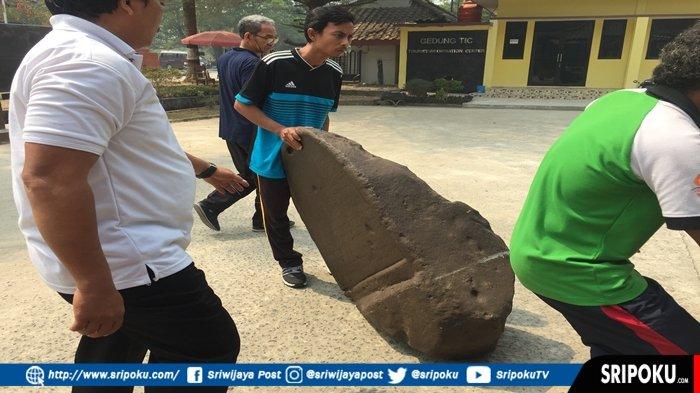 Prasasti Karang Brahi Peninggalan Kerajaan Sriwijaya Dibawa ke Jambi, Penemuan Kontrolir L Berkhout