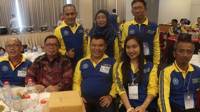 Ilyas Ladas Nyanyi Bareng Teman Kuliah