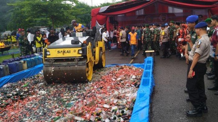 Polresta Palembang Gilas 6.919 Botol Miras Hasil Cipkon