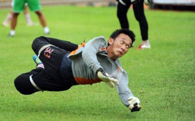 Rivky Mokodompit ketika berlatih di Sriwijaya FC.