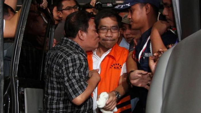 Keluar Gedung KPK Romi Pakai Rompi Oranye