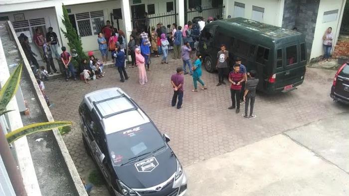 Keluarga Terdakwa Penuhi Ruang Tahanan Kejaksaan di PN Palembang