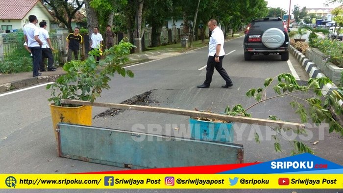 Usai Dilintasi Truk Tangki BBM, Ruas Jalan Wahid Udin Sekayu Tiba-tiba Jadi Begini