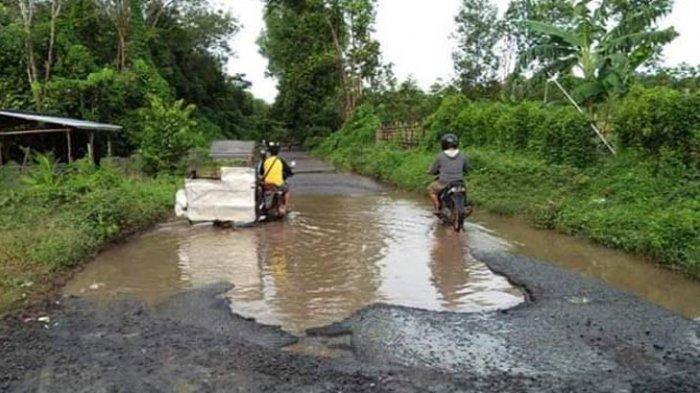 Ruas Jalan Desa Serikembang-Payaraman Ogan Ilir Rusak Parah, Berlubang hingga Tergenang Air