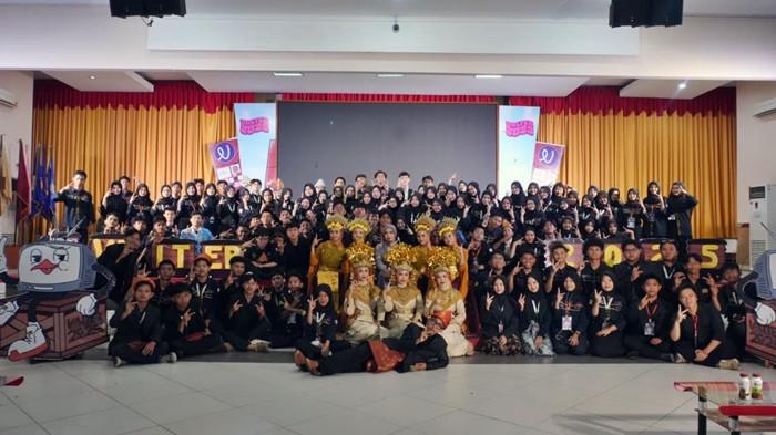 VALTER 2025 - Presentasi Finalis Web Design Landing Page Valter menampilkan karya-karya terbaik mahasiswa yang menggabungkan estetika, fungsi, dan identitas visual sesuai semangat Rubberhose.