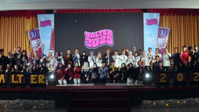 VALTER 2025 - Seminar Co-Create or Compete: AI dalam Dunia Konten Kreator menjadi penutup Valter 2025, mengajak peserta memahami peran kecerdasan buatan dalam industri kreatif masa kini.