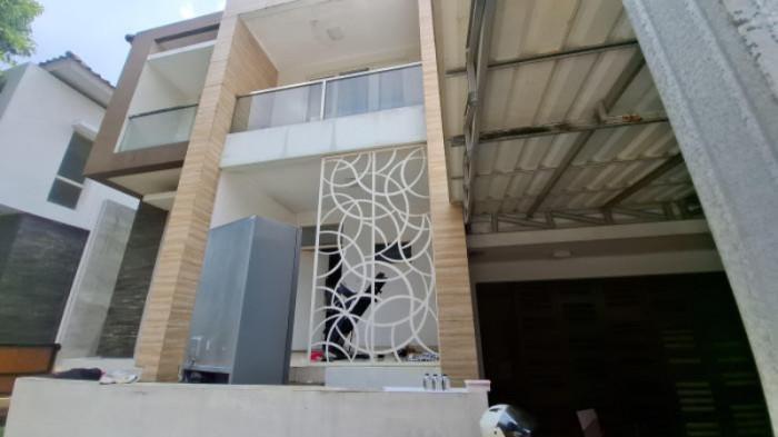 DIJARAH - Rumah yang dijarah massa pada hari Minggu dinihari, 31 Agustus 2025 di kompleks Kebayoran Baru Essence, Bintaro, Pondok Aren, Tangerang Selatan, ternyata bukan milik artis sekaligus politisi Nafa Urbach. Petugas keamanan Komplek Kebayoran Essence menceritakan detik-detik penjarahan rumah kontrakan yang dikira milik Nafa Urbach, Bintaro, Minggu (31/8/2025).