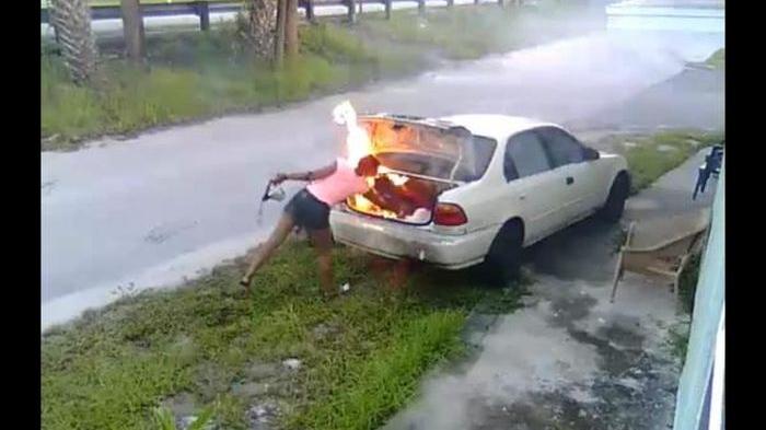 VIDEO : Dikira Mobil Mantan, Eh Wanita ini Ternyata Bakar Mobil Orang Lain
