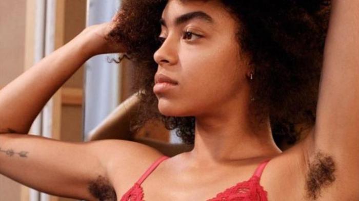 Iklan Bra Ini Menampilkan Seorang Model Wanita dengan Bulu Ketiak