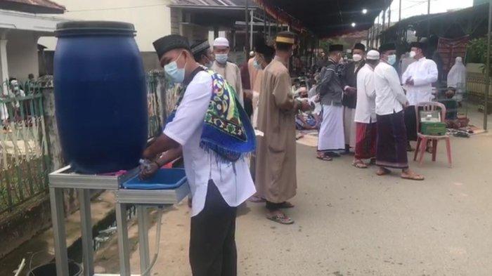 Tetap dengan Prokes, Warga Palembang Laksanakan Salat Idul Adha
