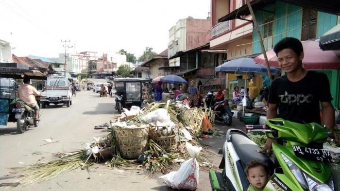 TruK Pecah Ban,  Sampah Menumpuk Belum Terangkut