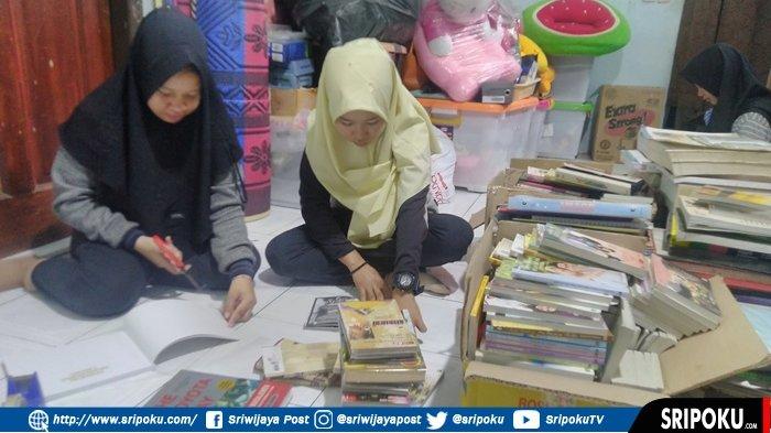 Berawal dari Hobi, Adella Buka Usaha Jasa Sampul Buku Pertama di Palembang