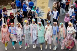 Kain Sarung Ditangan Perancang Akan Jadi Trend Di Tahun 2017