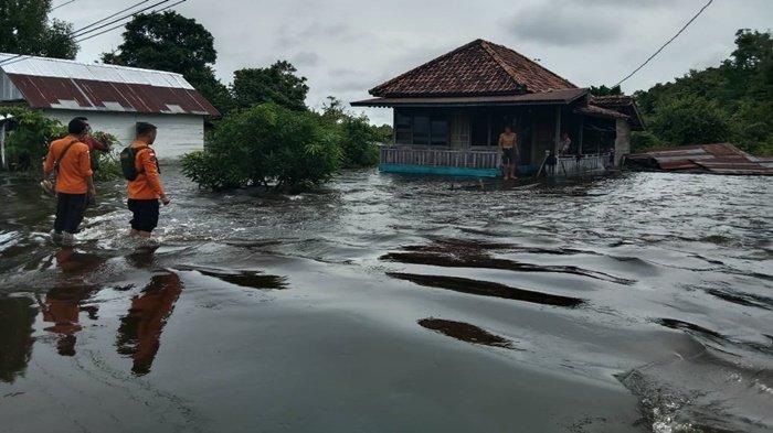 Tak Kuat Menahan Terjangan Banjir, Satu Rumah Milik Tomi di Selarai Sekayu Roboh