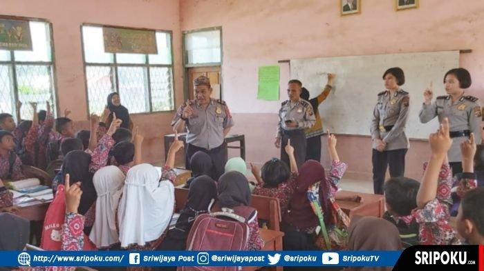 Sambangi Sekolah di Desa Terpencil, Ini Pesan Satbinmas Polres Musirawas kepada Pelajar