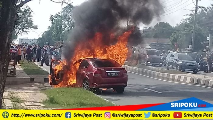 BREAKING NEWS: Mobil Sedan Meledak dan Terbakar di Simpang Talang Betutu Palembang
