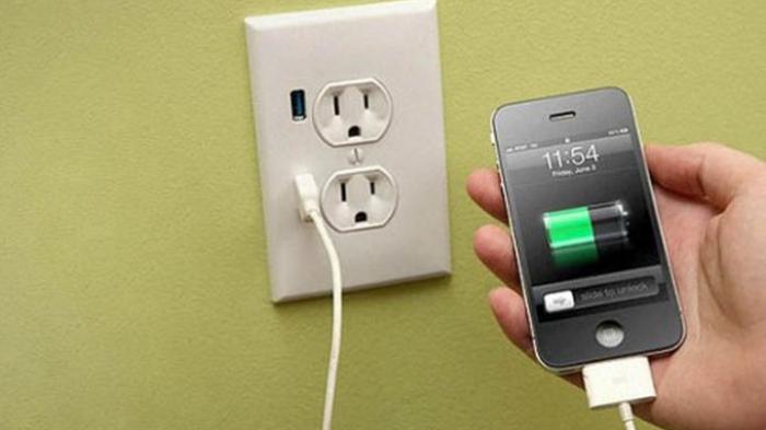 Benarkah Main HP Sambil Dicas Bisa Biuat Handphone Meledak ? Ini Jawabannya