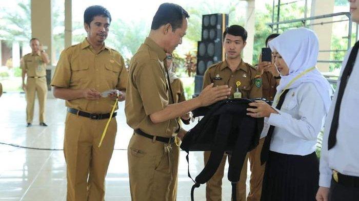 Sekda Pemkot Prabumulih, Elman ST MM ketika memberikan tas sebagai tanda peserta pelatihan kepada CPNS Pemkot Prabumulih. 