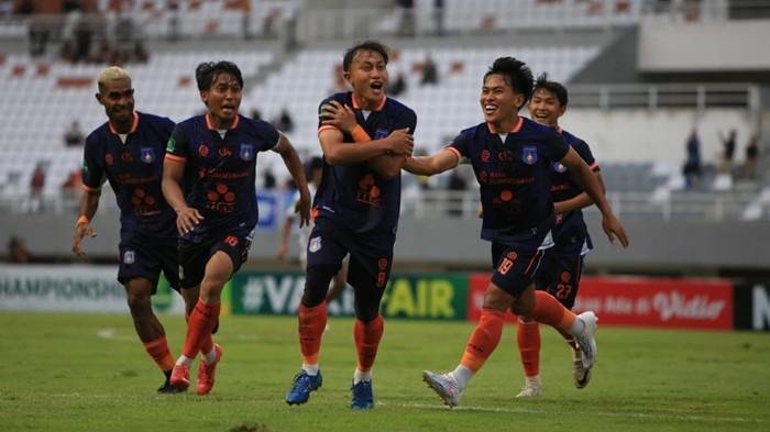 SELEBRASI GOL JALESH - Gelandang Serang Sumsel United Jalesh Putra Gagarin (tengah) melakukan selebrasi usai mencetak gol kedua Laskar Juaro di menit 90+4 pada laga kelima Pegadaian Championship 2025/26 menaklukkan Persekat Tegal dengan skor 2-0, Minggu (12/10/2025).