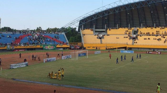 Pendukung Sriwijaya FC Bersorak Setelah Bola Sundulan Ahmad Ikhwan Merobek Gawang Persiraja