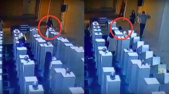 Mau ‘Selfie’, Wanita Ini Justru Jatuhkan Karya Seni Seharga Rp2,6 Miliar