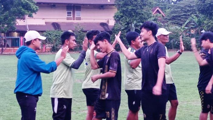 SEMANGATI PEMAIN SFC - Coach Joe (kedua dari kiri) didampingi coach Sofi, pelatih fisik Sunandar Boro, Asisten Pelatih Teknik M Ali Ramadon, dan pelatih kiper Budi Setiawan menyemangati para pemain usai latihan SFC di Lapangan SMA Xaverius 1 Jl Bangau Palembang, Selasa (14/10/2025).
