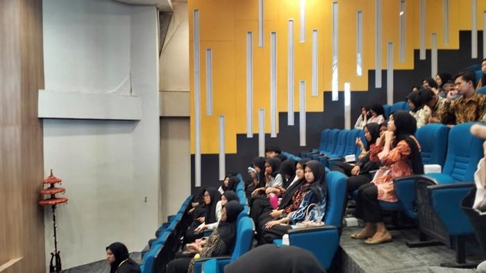 SEMINAR KEBANGSAAN - Seminar Kebangsaan 2025 berjalan lancar dan penuh antusiasme, memberikan wawasan, relasi baru, serta motivasi bagi mahasiswa untuk memahami integrasi hukum dan ekonomi dalam pembangunan nasional.