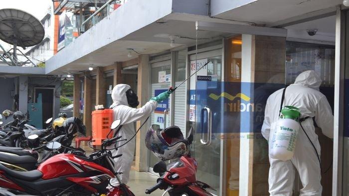 Polda Sumsel Semprot Disinfektan di ATM yang Berada di Jalan Jendeal Sudirman Kota Palembang