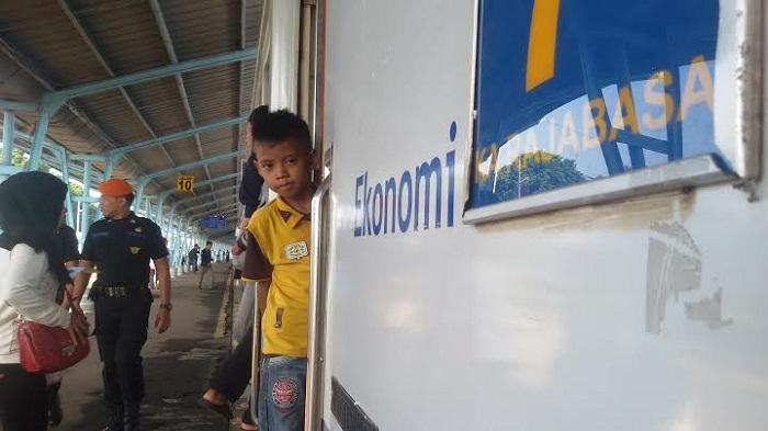 Puncak Mudik, Penumpang Penuhi Stasiun Kertapati Palembang