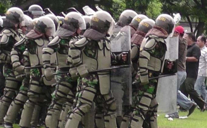 Ribuan Massa Bentrok dengan Aparat, Dua Ditembak