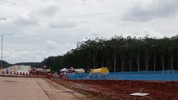 BERITA FOTO : 6 Truk Tangki Air 'Mandikan' Jalan Tol Palembang-Betung Jelang Kedatangan Ma'ruf Amin