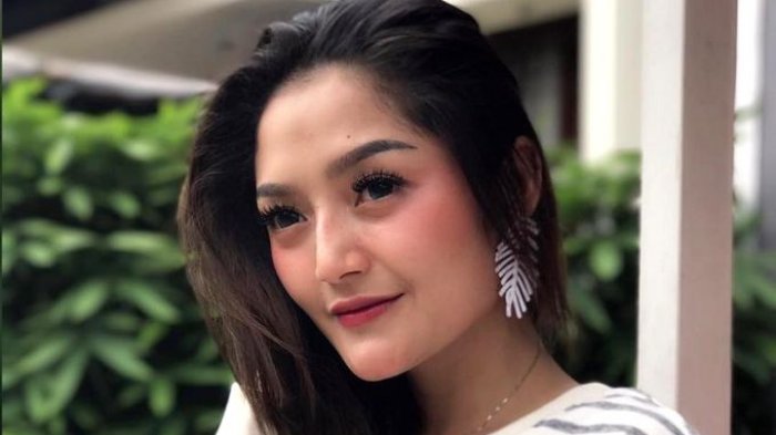 Lirik Lagu Terong Dicabein - Siti Badriah, Tampang Kamu Memang Manis Tapi Kamu Masih Bau Amis